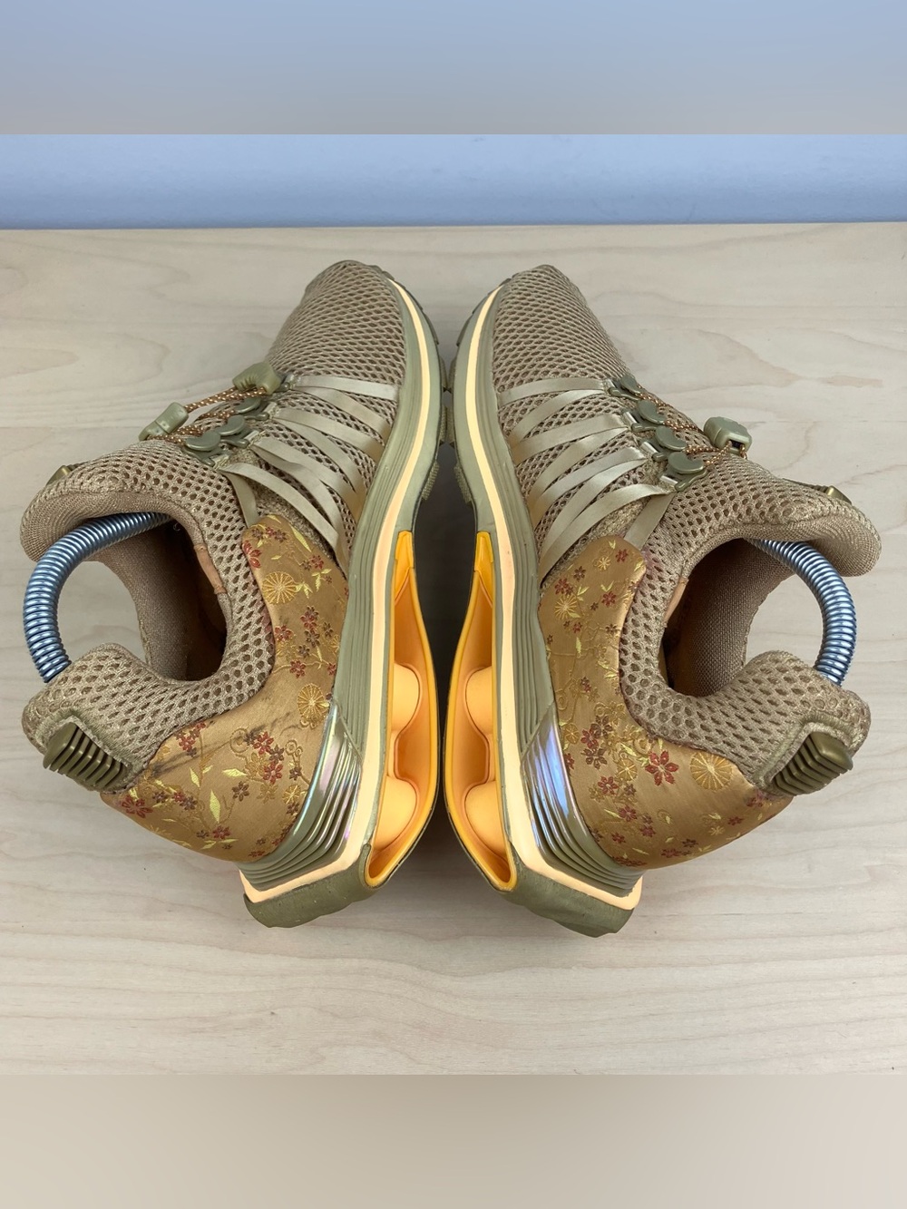 Nike Women’s Size 8.0 Shox Gravity Metallic Gold Floral Athletic Training Shoes - Picture 6 of 11